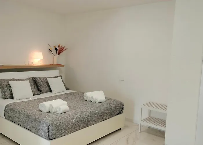 Cthomerimini, Miramare