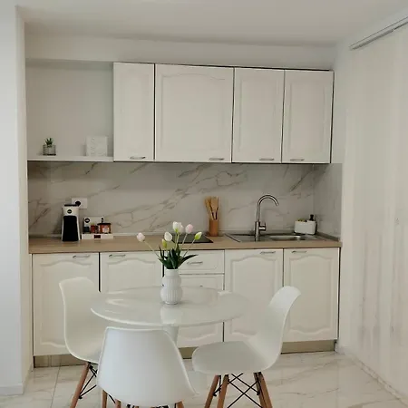 Cthomerimini, Miramare Apartment